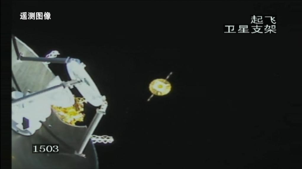 2024年3月20日,长运八号运载火箭卫星支架相机拍摄成像。鹊桥二号中继星与运载火箭成功分离,太阳翼及伞状天线顺利展开,图像左侧为天都试验星。(国家航天局供图)