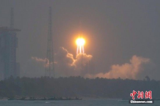 图为嫦娥六号探测器由长运五号遥八运载火箭在中国文昌航天发射场成功发射。<a target='_blank' href='/' ><p  align=